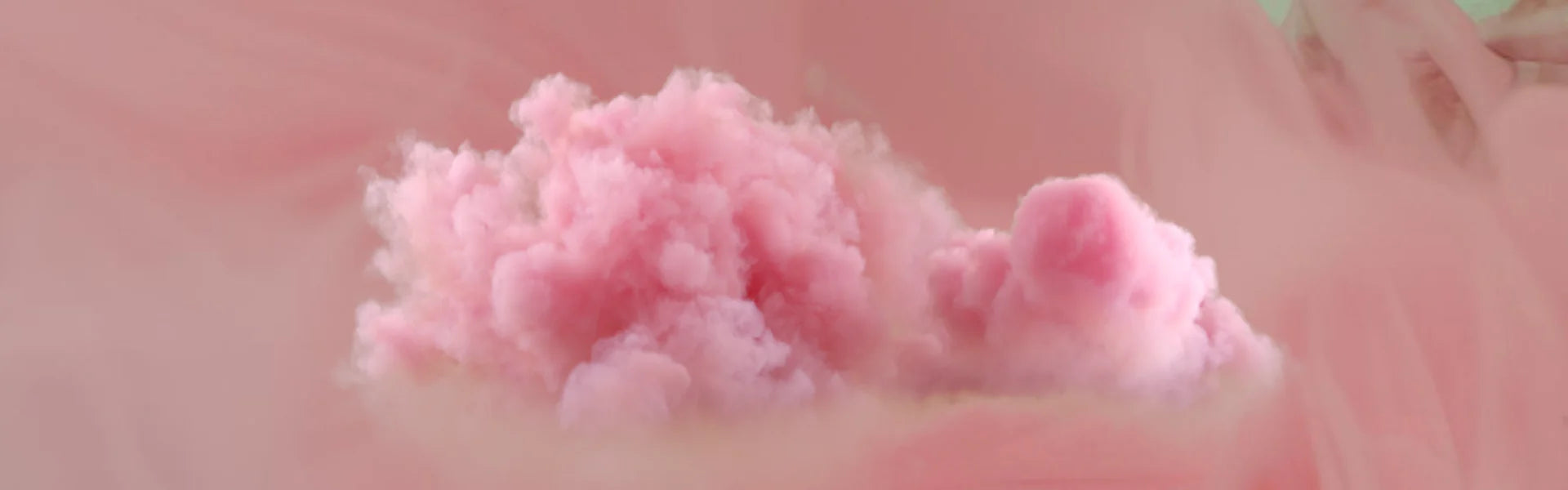 Stilvolle Frau mit rosa Haaren und Sonnenbrille, die aromatischen Dampf aus einem Vaporizer ausatmet – modernes Vaping-Konzept